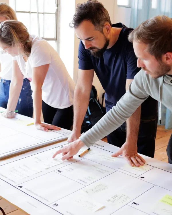 Team arbeitet gemeinsam an einem Canvas