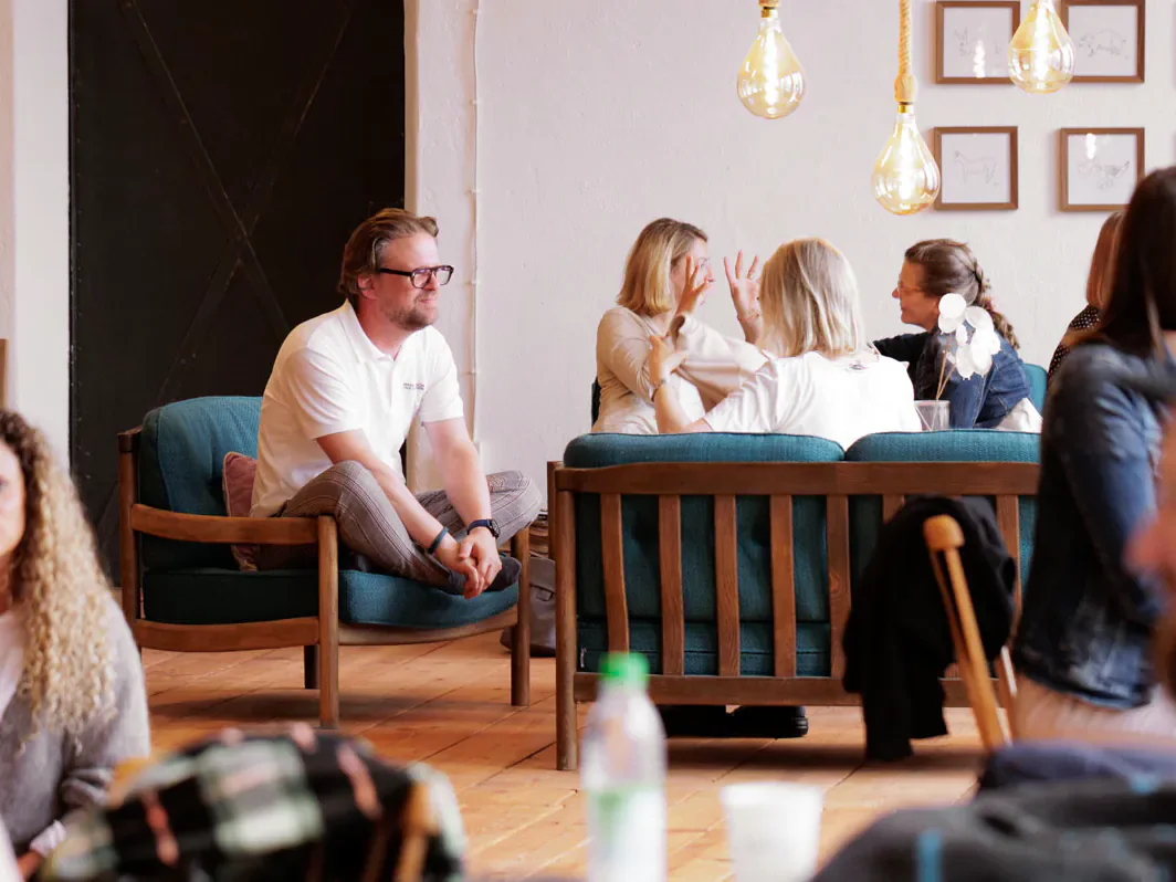 Kleingruppen im Gespräch während des Workshops