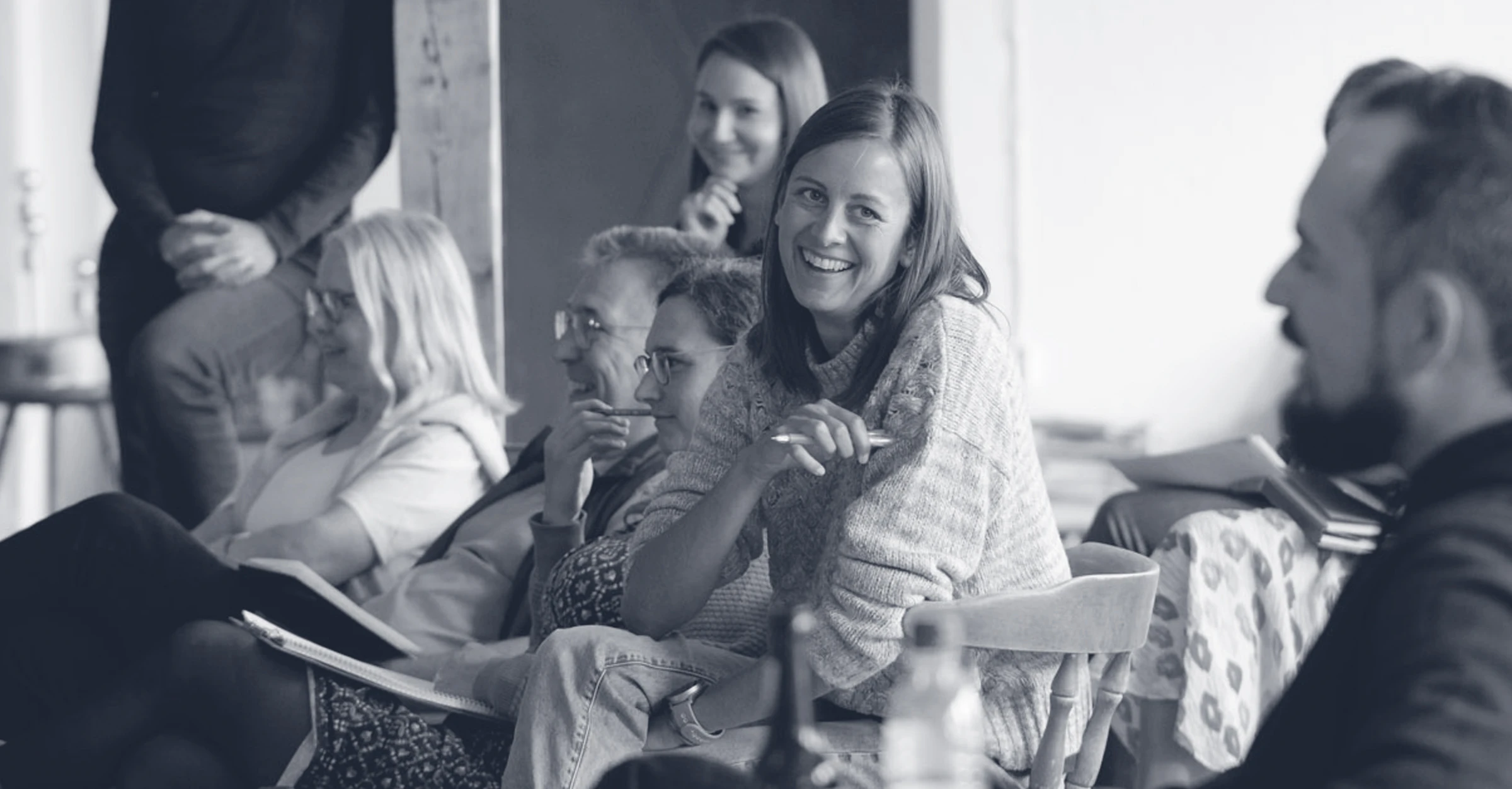 Teilnehmende eines StärkenEffekt-Workshops im Gespräch